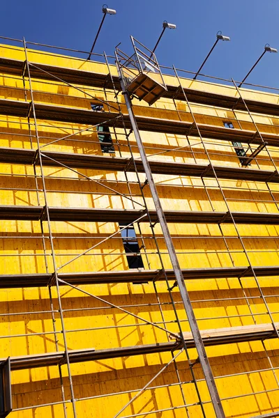 Gelbe Schutzplanen Und Baugerüste Einem Gebäude — Stockfoto