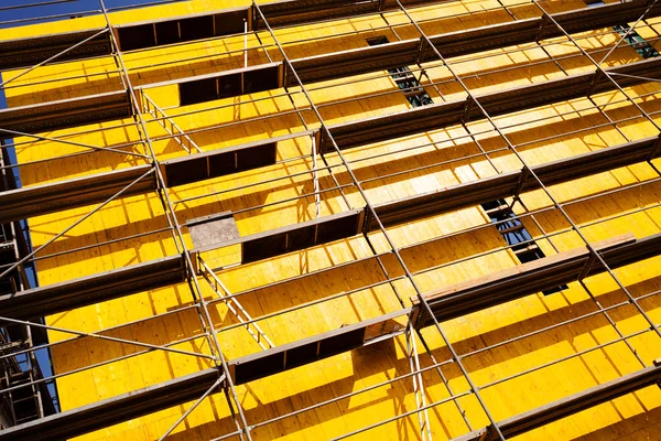 Gelbe Schutzplanen Und Baugerüste Einem Gebäude — Stockfoto