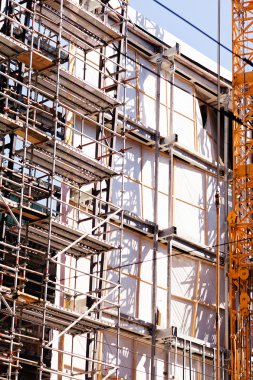 Bina inşaat iskele ve vinç ile