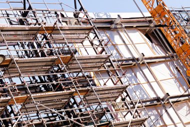 Bina inşaat iskele ve vinç ile