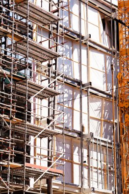 Bina inşaat iskele ve vinç ile