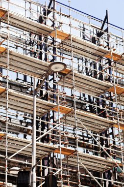 Bina inşaat iskele ve vinç ile