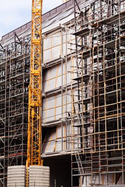 Bina inşaat iskele ve vinç ile