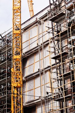 Bina inşaat iskele ve vinç ile
