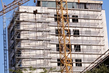 Bina inşaat iskele ve vinç ile