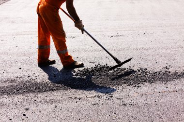 Yolun asfaltlama üzerinde çalışan