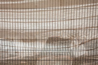 Küçük plastik ağlardan ve içi boş metal çitlerden korunan tenteler, sığ alan derinliğine dikkat edin.