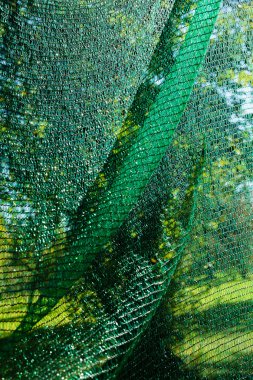 İnşaat alanı için kalın yeşil plastik güvenlik ağı, alan derinliğine dikkat edin