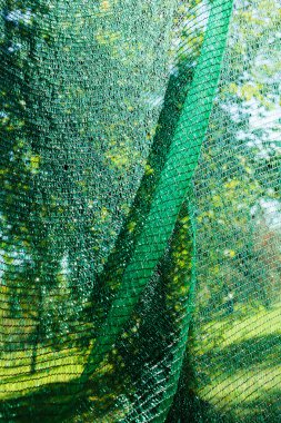 İnşaat alanı için kalın yeşil plastik güvenlik ağı, alan derinliğine dikkat edin