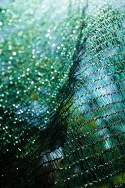 İnşaat alanı için kalın yeşil plastik güvenlik ağı, alan derinliğine dikkat edin