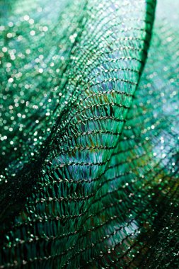 İnşaat alanı için kalın yeşil plastik güvenlik ağı, alan derinliğine dikkat edin