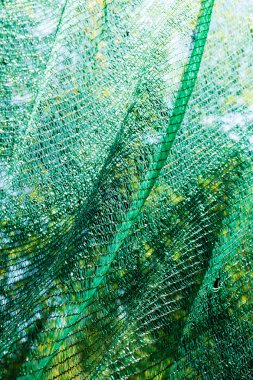 İnşaat alanı için kalın yeşil plastik güvenlik ağı, alan derinliğine dikkat edin