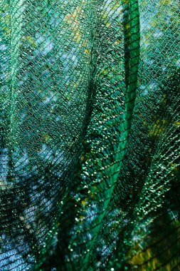 İnşaat alanı için kalın yeşil plastik güvenlik ağı, alan derinliğine dikkat edin