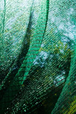 İnşaat alanı için kalın yeşil plastik güvenlik ağı, alan derinliğine dikkat edin