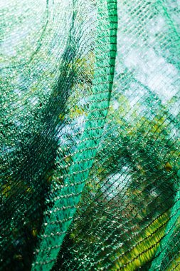 İnşaat alanı için kalın yeşil plastik güvenlik ağı, alan derinliğine dikkat edin