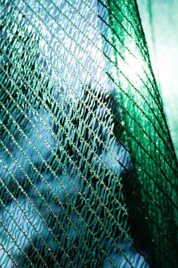 İnşaat alanı için kalın yeşil plastik güvenlik ağı, alan derinliğine dikkat edin