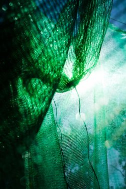 İnşaat alanı için kalın yeşil plastik güvenlik ağı, alan derinliğine dikkat edin