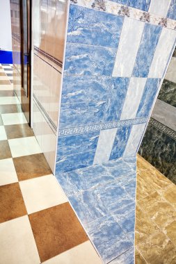 sergi salonunda çeşitli seramik