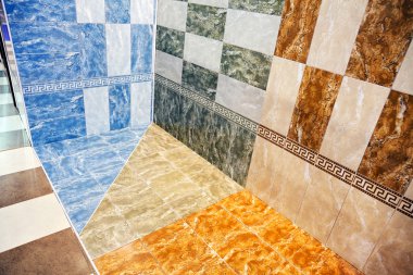 sergi salonunda çeşitli seramik