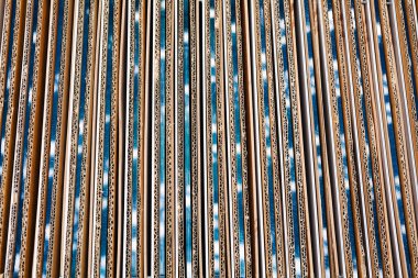 Panayırda kartonla ayrı ayrı bardaklar.