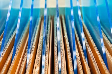 Panayırda kartonla ayrı ayrı bardaklar.