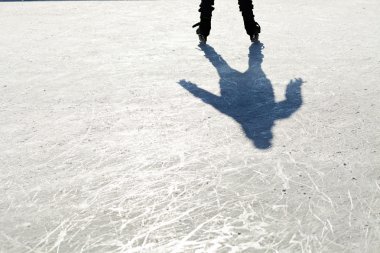 Gölgeli buzda buz patenleri