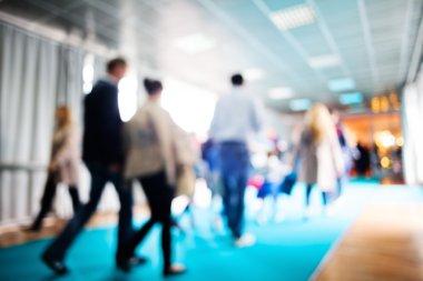 Gölgeler ve arka plan bulanık için alışveriş merkezinde siluetleri