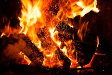 Şöminede yangın var.