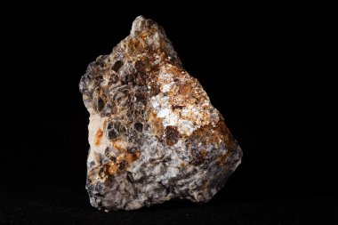 siyah arka plan üzerine pegmatite