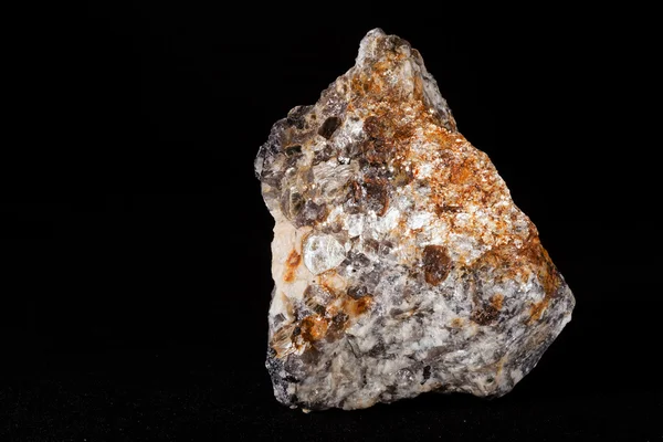 Siyah Arka Plan Üzerine Pegmatite — Stok fotoğraf