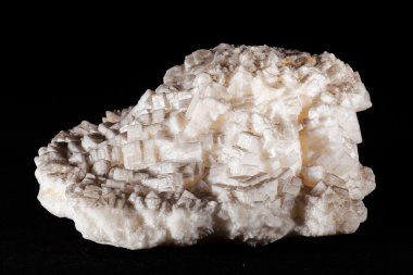 siyah arka plan üzerinde mineral halite