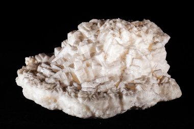 siyah arka plan üzerinde mineral halite