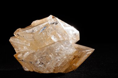 Siyah arkaplanda hyalophane minerali