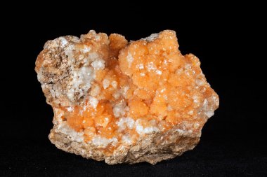 Siyah arkaplanda desmin mineral ya da hareketsiz parça