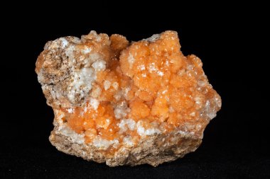 Siyah arkaplanda desmin mineral ya da hareketsiz parça