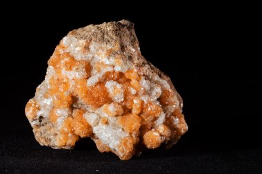 Siyah arkaplanda desmin mineral ya da hareketsiz parça
