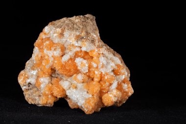 Siyah arkaplanda desmin mineral ya da hareketsiz parça