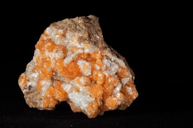 Siyah arkaplanda desmin mineral ya da hareketsiz parça