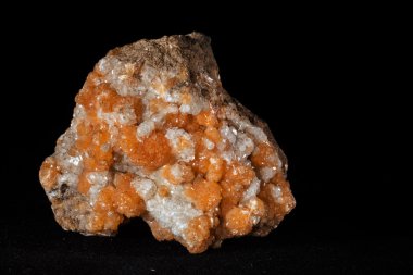 Siyah arkaplanda desmin mineral ya da hareketsiz parça