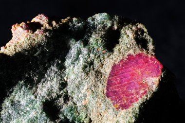 yakut siyah arka plan üzerine cojsit ile