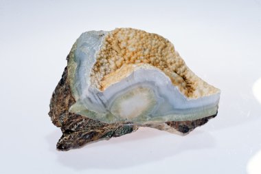 Beyaz arka plan üzerinde mineral taş akik