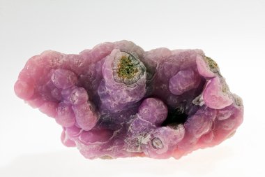 smithsonite mineral beyaz zemin üzerine