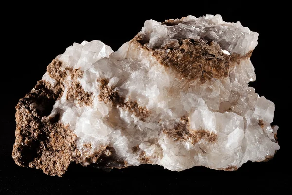 Colemanit Mineral Auf Schwarzem Hintergrund — Stockfoto