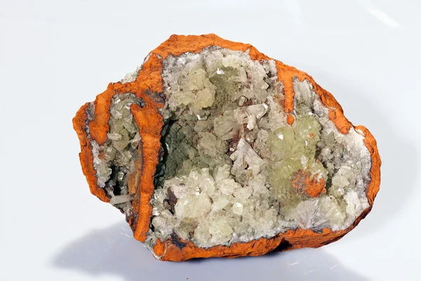 Adamit Minerale Witte Achtergrond — Stockfoto