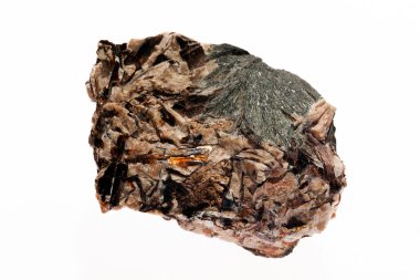 Beyaz arkaplanda astrofitoksit minerali