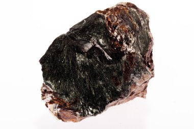 Beyaz arkaplanda astrofitoksit minerali