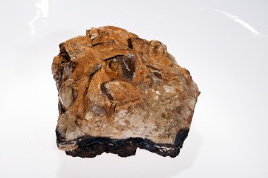 Beyaz arkaplanda quarc mineral