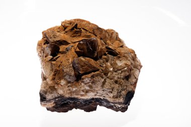 Beyaz arkaplanda quarc mineral