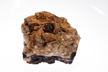 Beyaz arkaplanda quarc mineral
