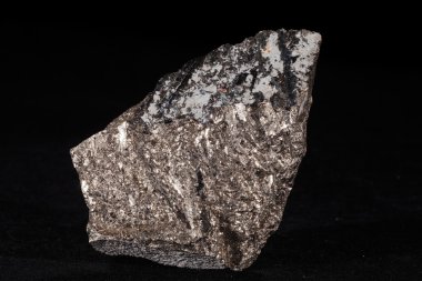Siyah arkaplanda arsenopyrite minerali